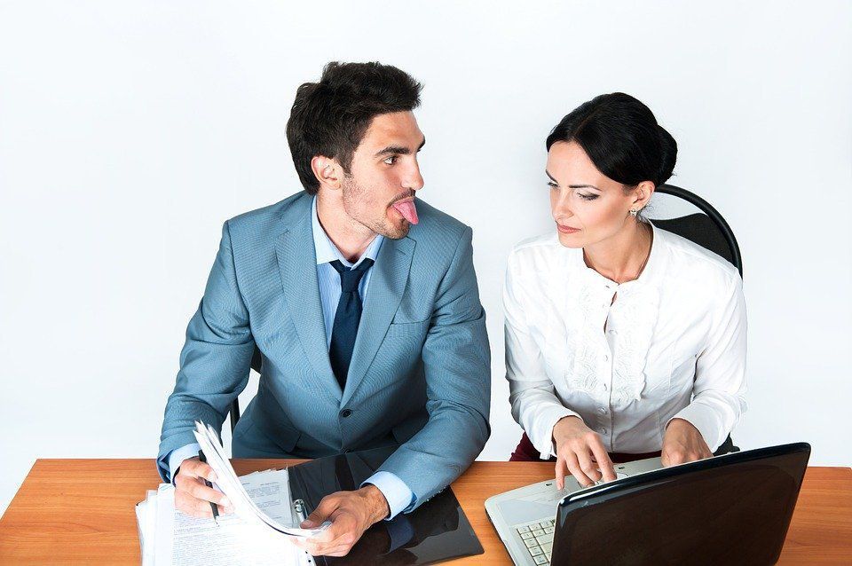 Незважаючи на те, що всі ми починаємо говорити ще в ранньому дитинстві, не всі однаково розвивають комунікативні навички. Відсутність навичок ефективного спілкування створює безліч проблем і без того складного дорослого життя. Але радує те, що комунікабельність не є вродженою особливістю нашої психіки і її можна за бажання розвивати.