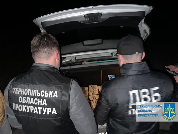 Поліцейського з Тернопільщини затримали під час отримання хабара за фіктивну довідку для виїзду за кордон