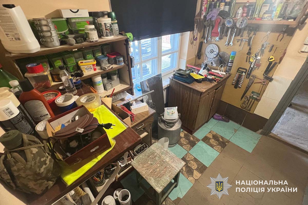 alt="Вилучена в кременчанина зброя, фото нацполіції з місця події"