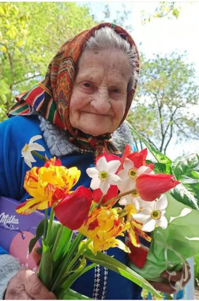 столітня жінка