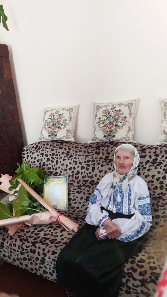 столітня жінка