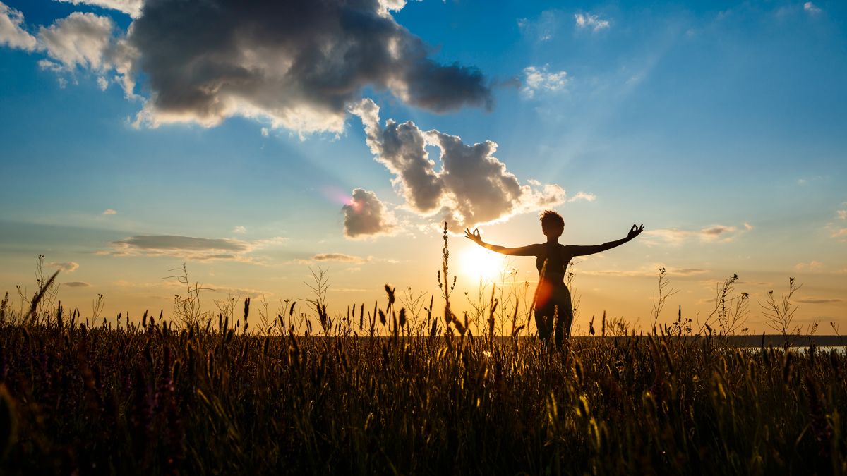 жінка зустрічає сонце