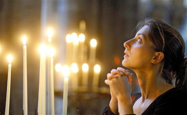 жінка молиться